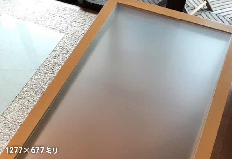 リビングテーブルに「テーブル天板用 強化ガラス(フロスト)」を使用した事例