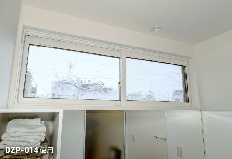 脱衣所の窓に、型板ガラスのペアガラス「デザートペア」を使用した事例