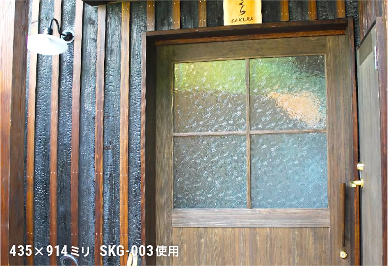 昭和型板ガラス - 使用事例：古民家風旅館のドア窓に