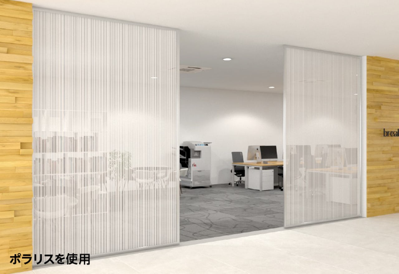 パーテーションにおしゃれな縦縞模様の「デザインフィルムガラス ポラリス」を使用した事例