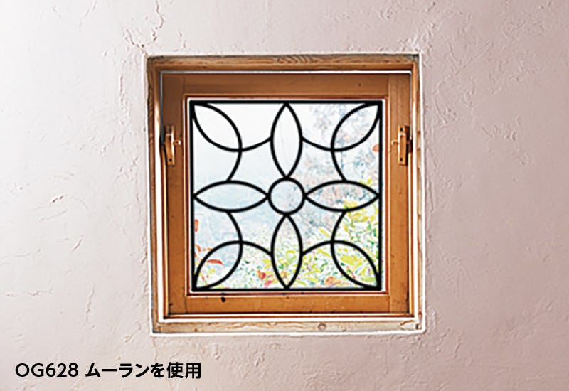 小窓にシンプルな住宅用ステンドグラス「ラインアート」を使用した事例