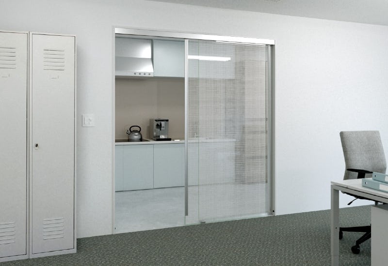 オフィスの引き戸に床レールなしのガラス吊り戸「吊りガラス引き戸」が使用された事例
