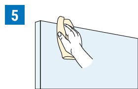 ガラスを清掃する／床レールなしのガラス吊り戸「吊りガラス引き戸」の取り付け方(5)