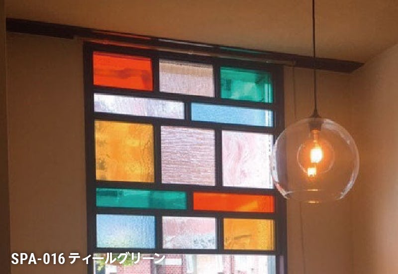 店舗の窓ガラスにスペクトラムガラス「スペクトラムアンティーク」を使用した事例