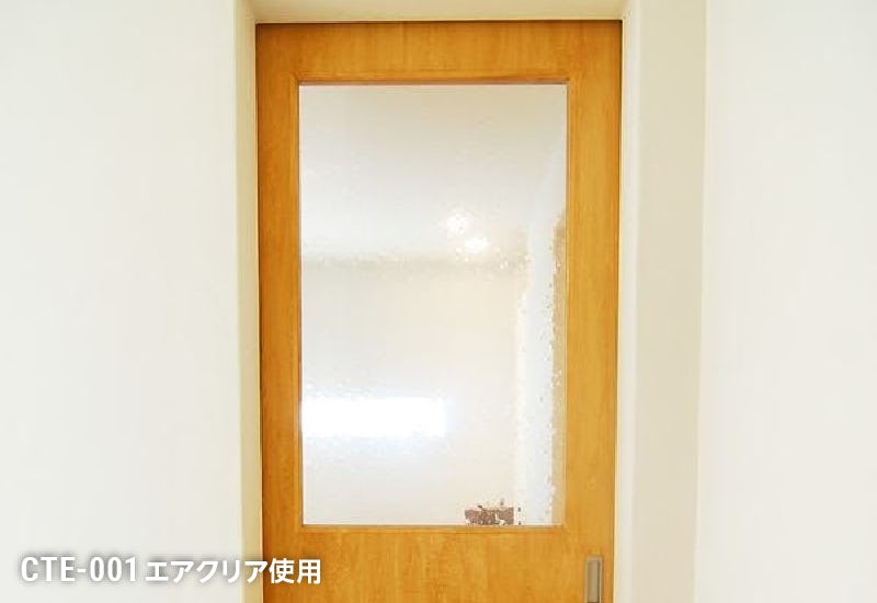 洗面所のドア窓に、スペクトラム社の透明ガラス「クリアテクスチャ」が使用された事例