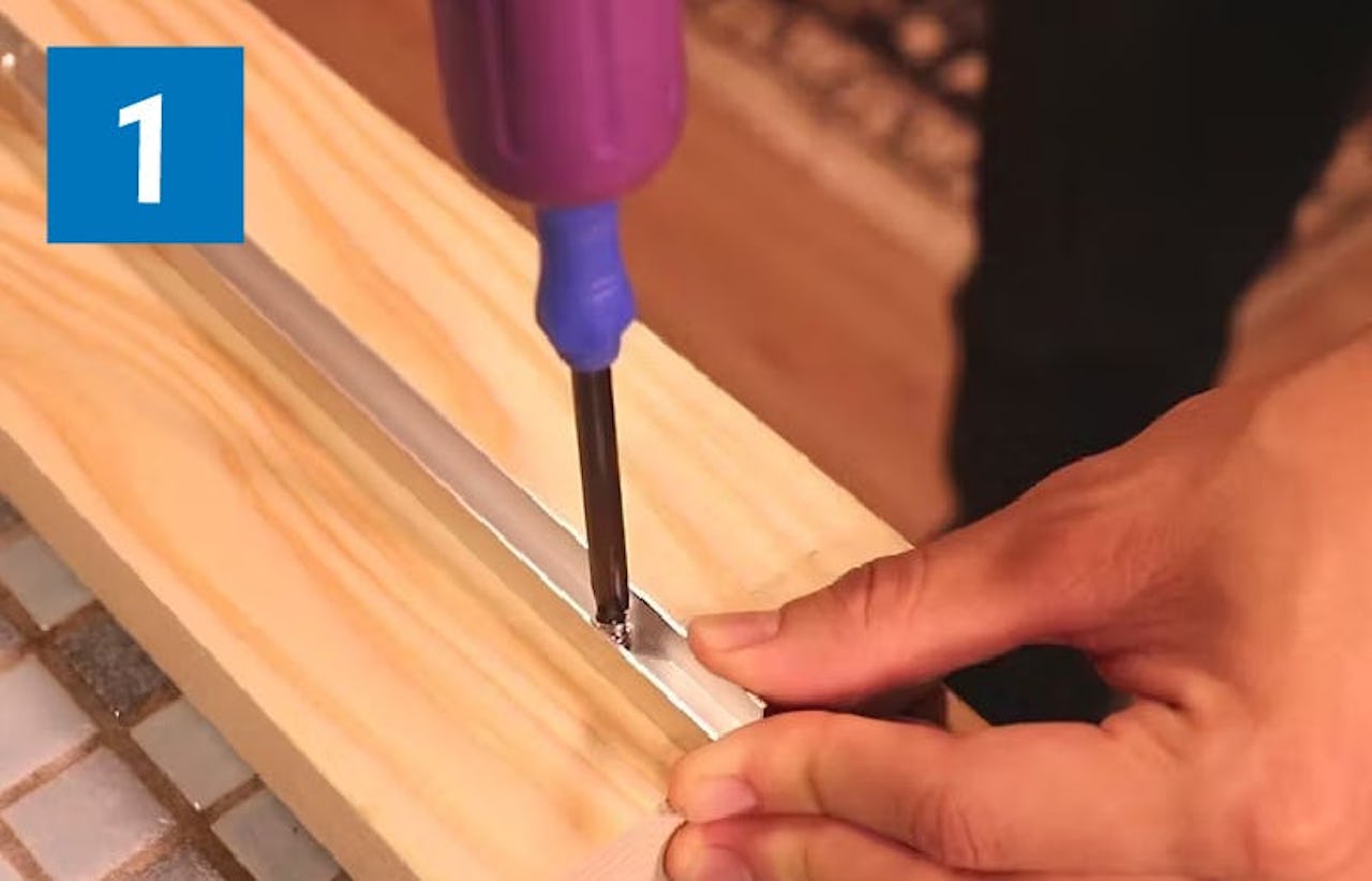 「キッチン油はねガード(ウォールタイプ)」の取付方法①/コの字チャンネルをビスで固定