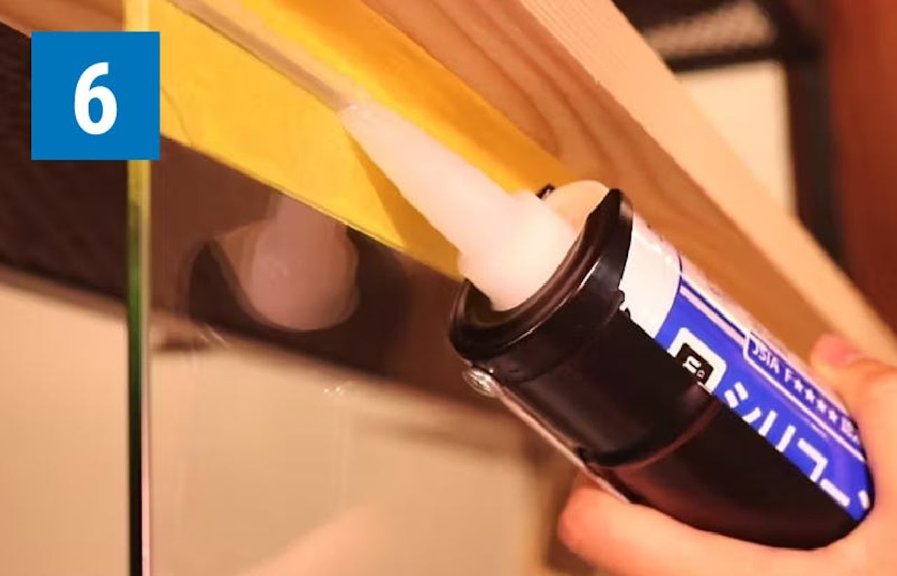 「キッチン油はねガード(ウォールタイプ)」の取付方法⑥/シリコーンを充填