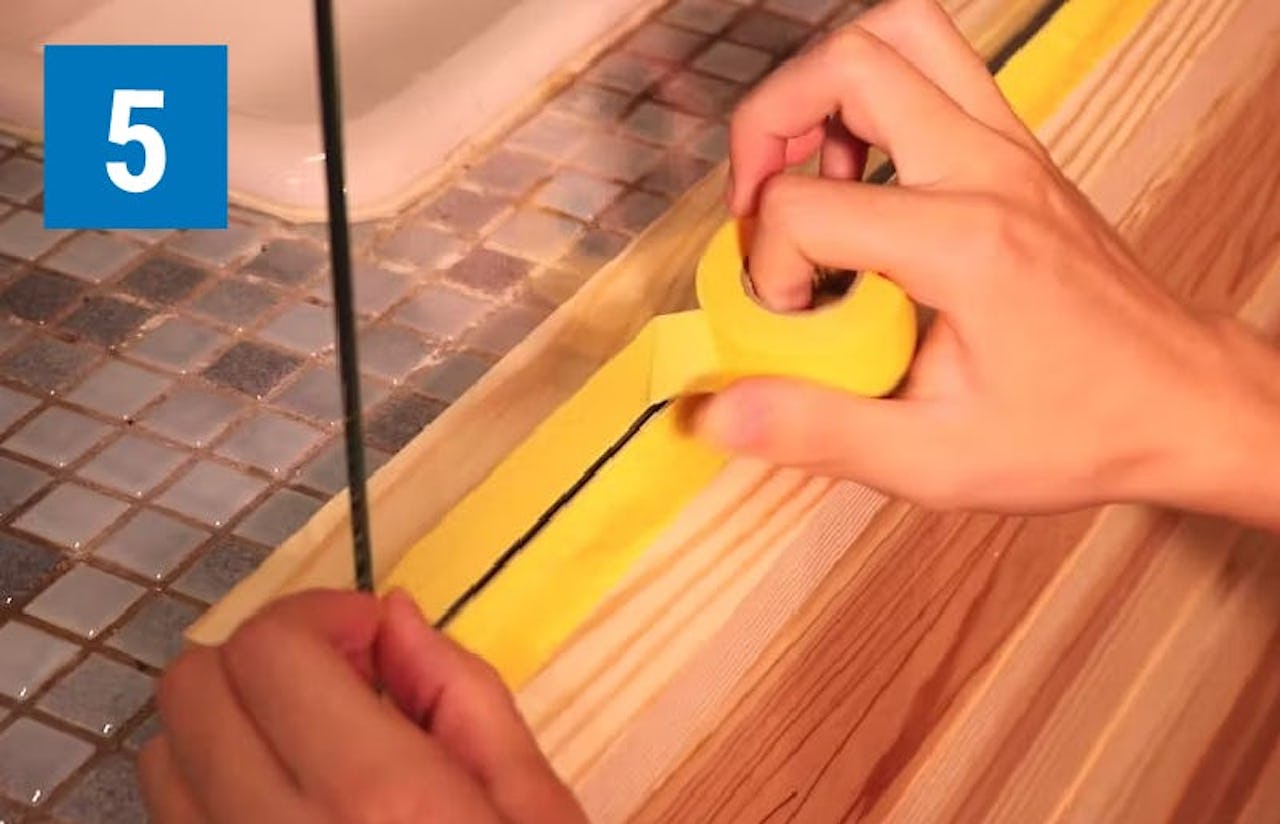 「キッチン油はねガード(ウォールタイプ)」の取付方法⑤/マスキングテープで養生