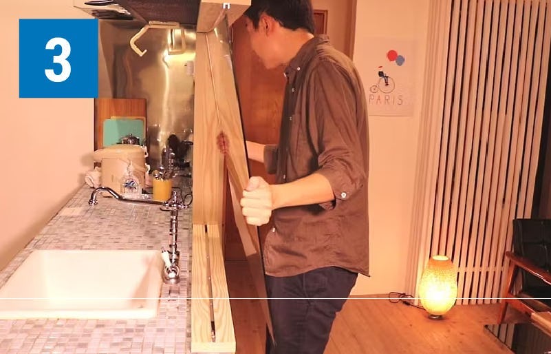 「キッチン油はねガード(ウォールタイプ)」の取付方法③/ガラスを差し込む