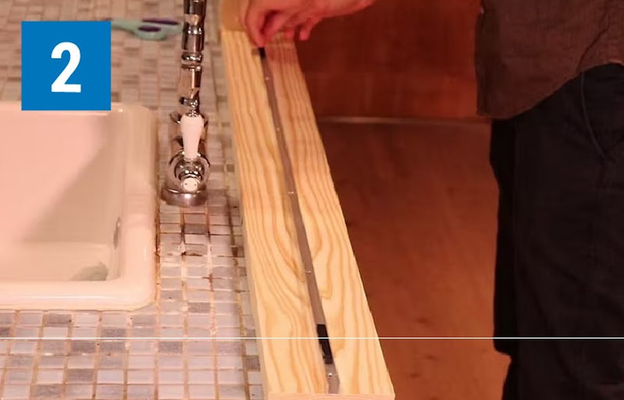 「キッチン油はねガード(ウォールタイプ)」の取付方法②/セッティングブロックを置く