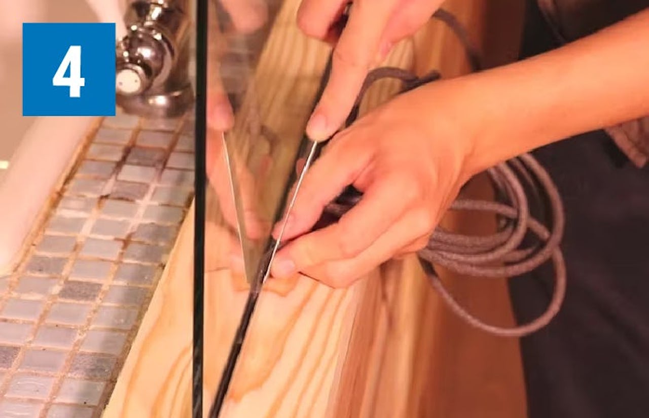 「キッチン油はねガード(ウォールタイプ)」の取付方法④/バックアップ材を詰める