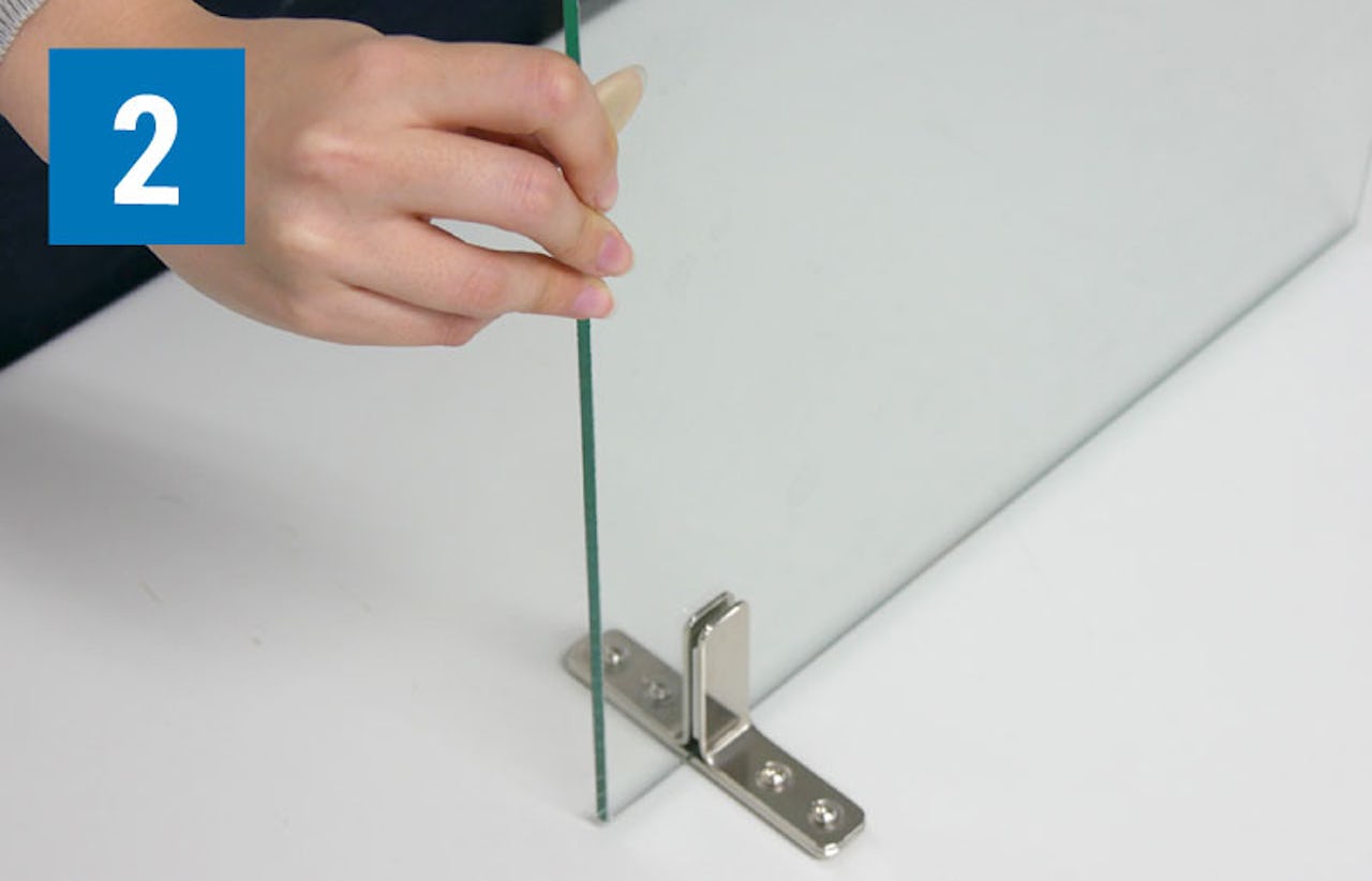 「飛沫ガード」の取り付け方法② - スタンドにガラスを挟みこむ