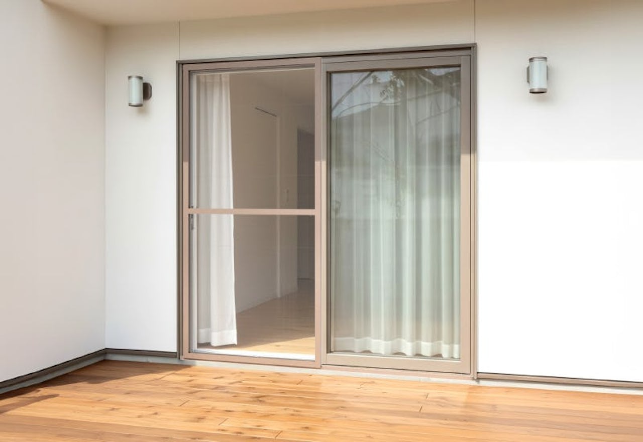 リビングの窓に「引き違い網戸」を取り付けした事例