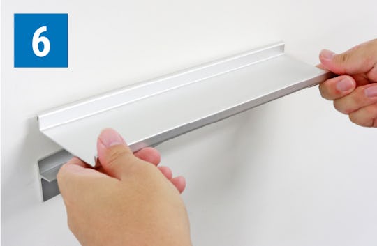 アルミウォールシェルフの施工方法⑥レールにアルミ棚板を差し込む