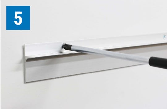 木製ウォールシェルフの施工方法⑤レールを壁にビス止めする