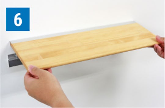 木製ウォールシェルフの施工方法⑥レールに木製棚板を差し込む