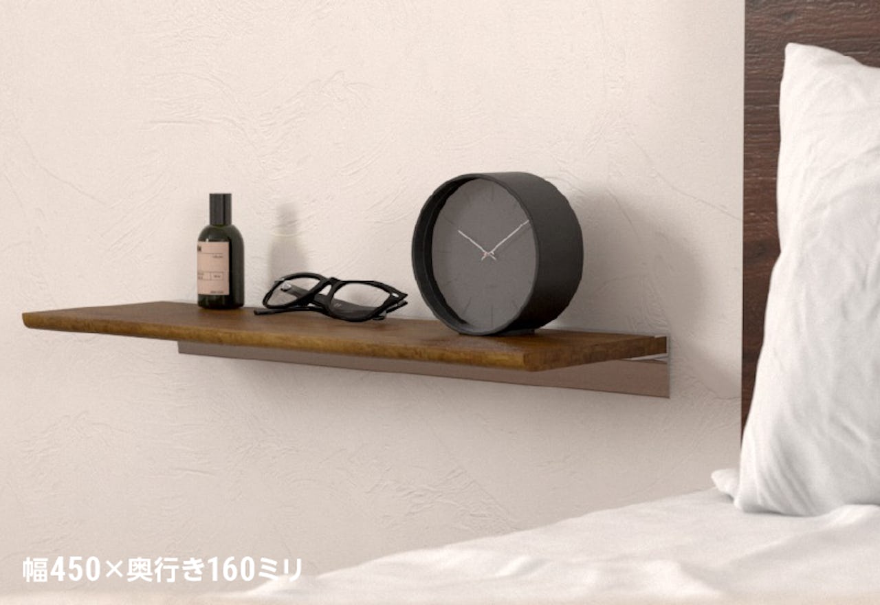 寝室のインテリアとして、アンティークな木製ウォールシェルフを設置した事例