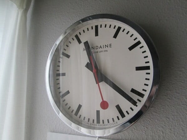 円形のアクリル板を時計のカバーとして使用した事例