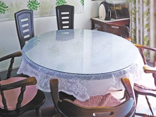 円形のアクリル板をテーブルトップとして使用した事例