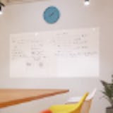 <span style="font-size: 20px;"><b>壁貼りホワイトボード板(高耐久ホーロー製)</b></span><br />
<span style="font-size:16px;">傷がつきにくく、消し跡が残りにくいホーロー製の壁貼りホワイトボード板。マグネットや磁石などをくっつけて使える。</span>