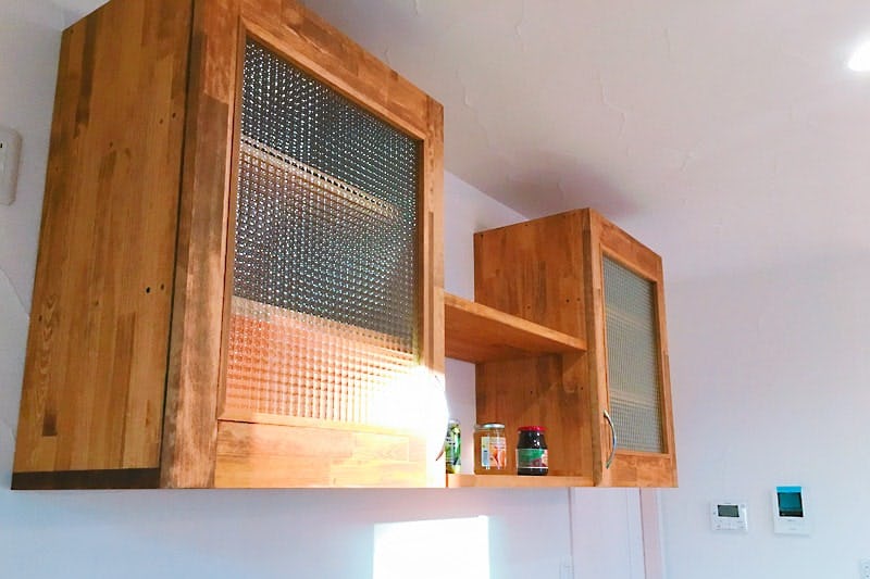 カフェ風の食器棚に！デザインガラスの「CHG-002 チェッカーガラス