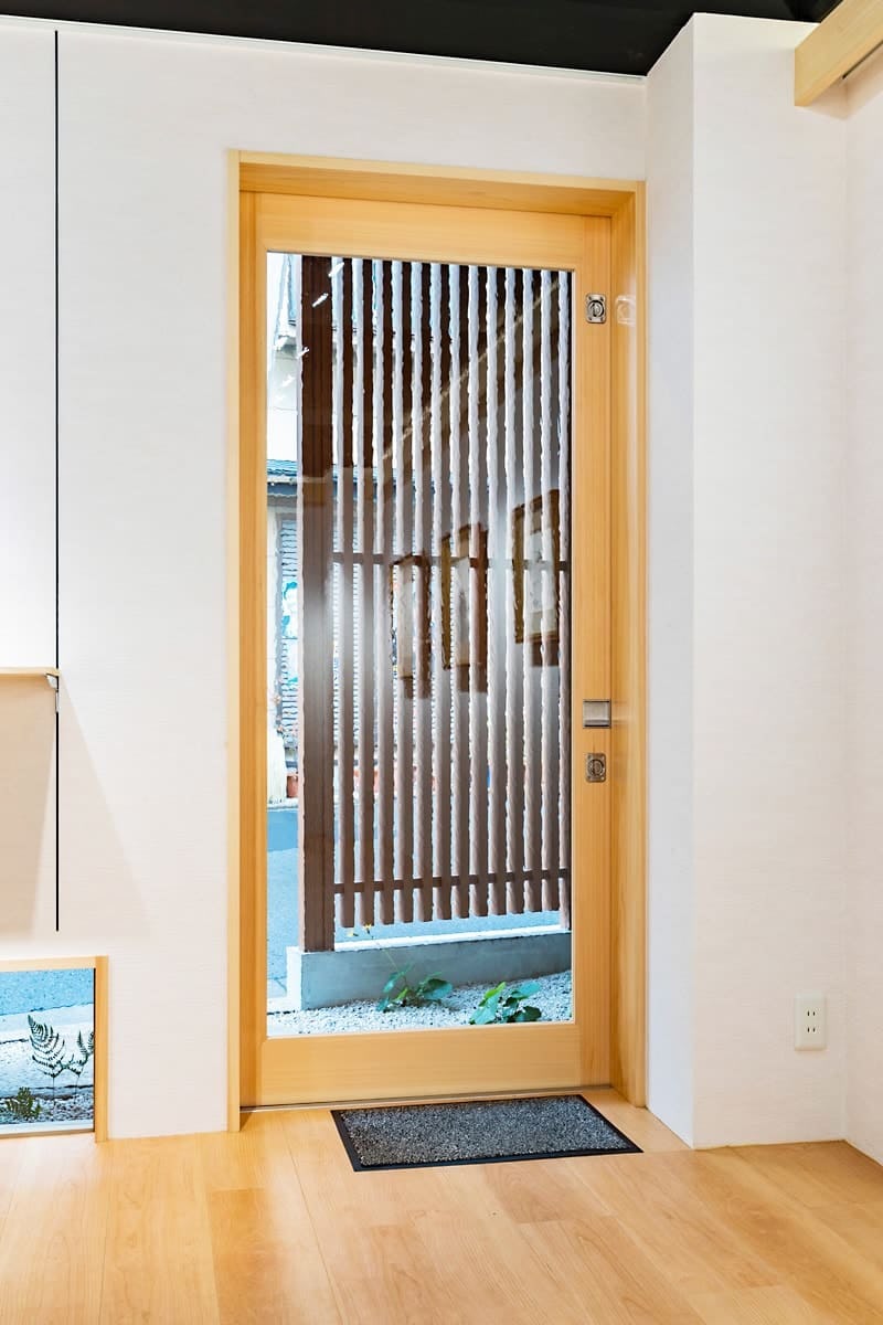 ギャラリーのドア窓に使用した「昭和レトロ風ガラス」-2