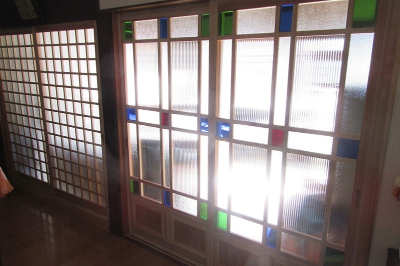 レトロな窓ガラスに使用したデザインガラス-1