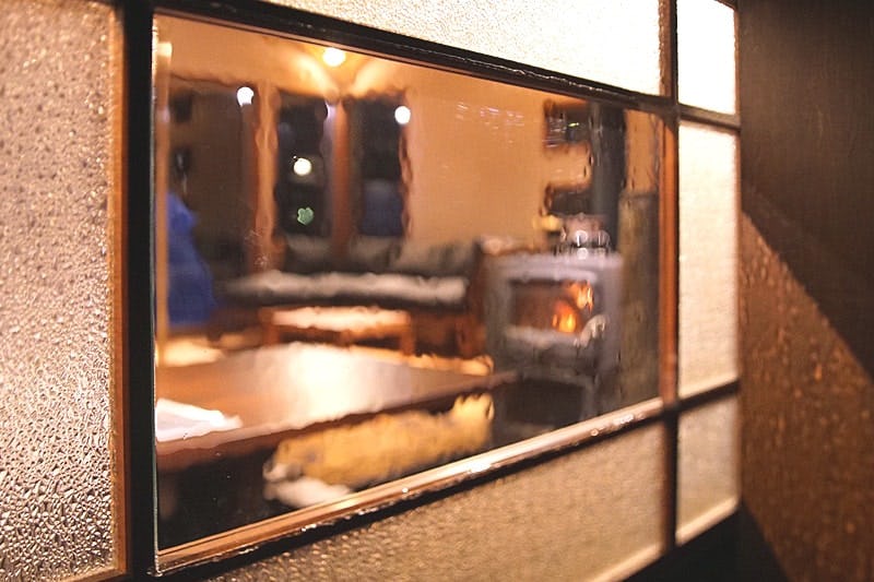 古民家をリフォームしたレストランの引き戸に「昭和レトロ風ガラス(3mm)」を設置した事例 (N様)