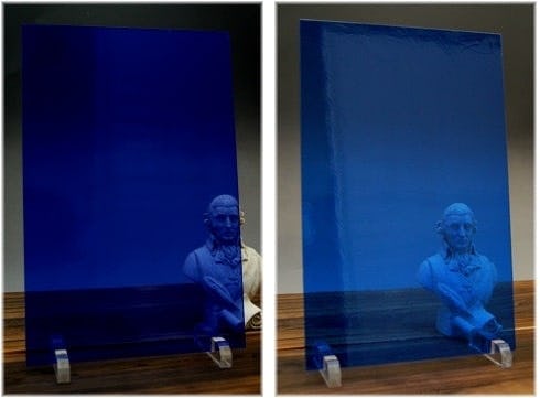 スペクトラムクラシックスムース(ミディアムブルー)とスペクトラムアンティーク (ライトブルー)の色比較／デザインガラス