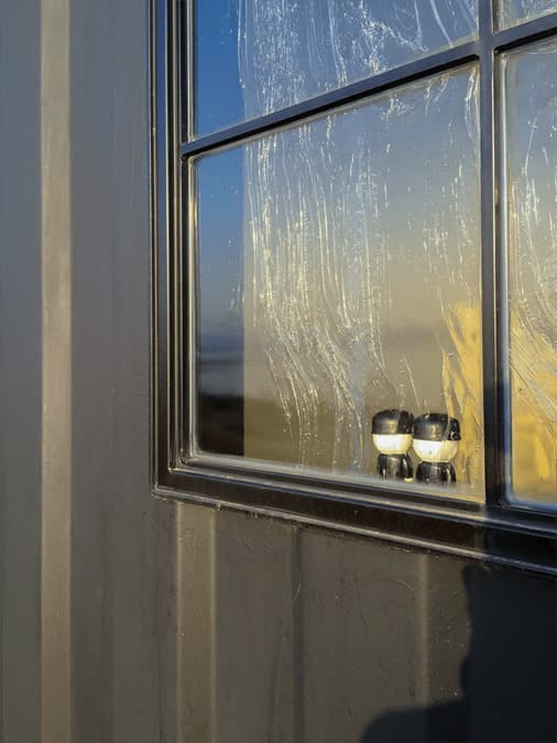 コンテナハウスの窓ガラスに使用した「アルトドイッチェK」-1