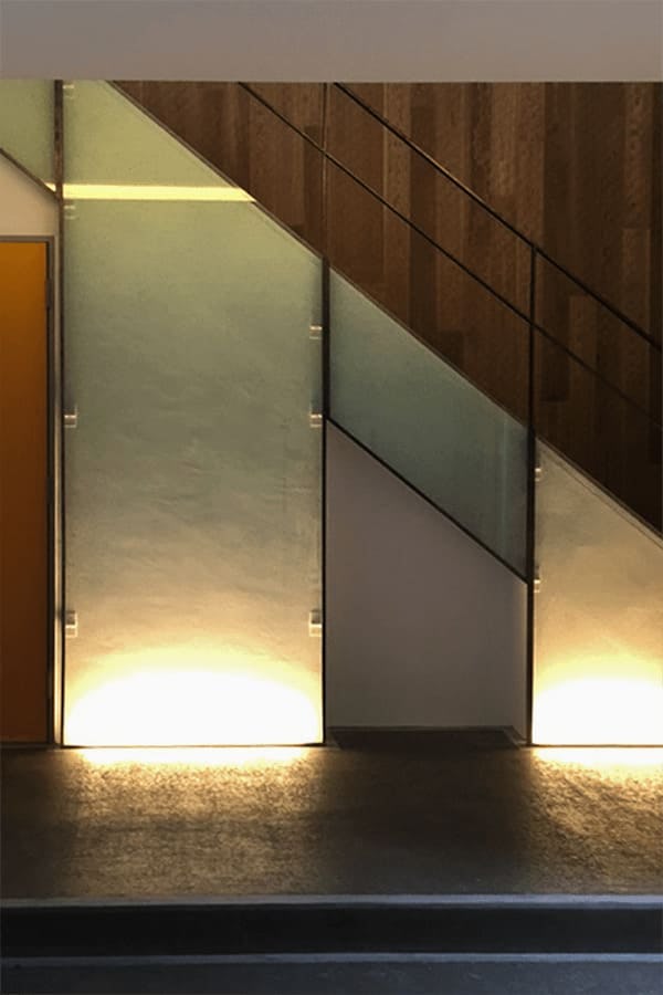 階段の壁面装飾に使用されたカラー合わせガラスとクラックガラス