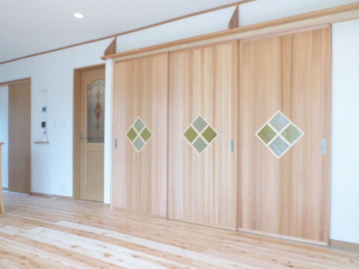 オシャレな小窓付きのふすまに！2色の「アルトドイッチェK」を使用した事例