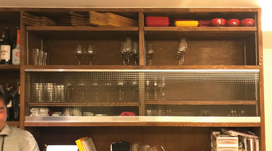 チェッカーガラス 食器棚 レトロ アンティーク風 保存版】どんなテイストの内装にも合う！チェッカーガラスの使用事例5