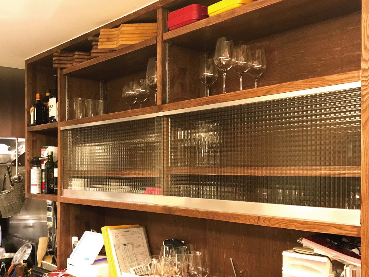 人気No.1の「チェッカーガラス」を飲食店の食器棚に使用した事例