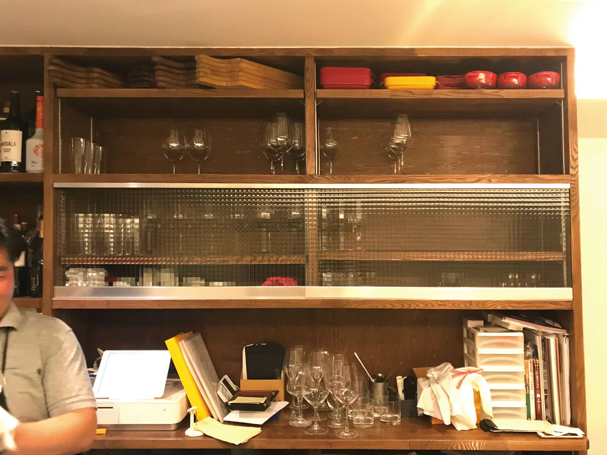 人気No.1の「チェッカーガラス」を飲食店の食器棚に使用した事例