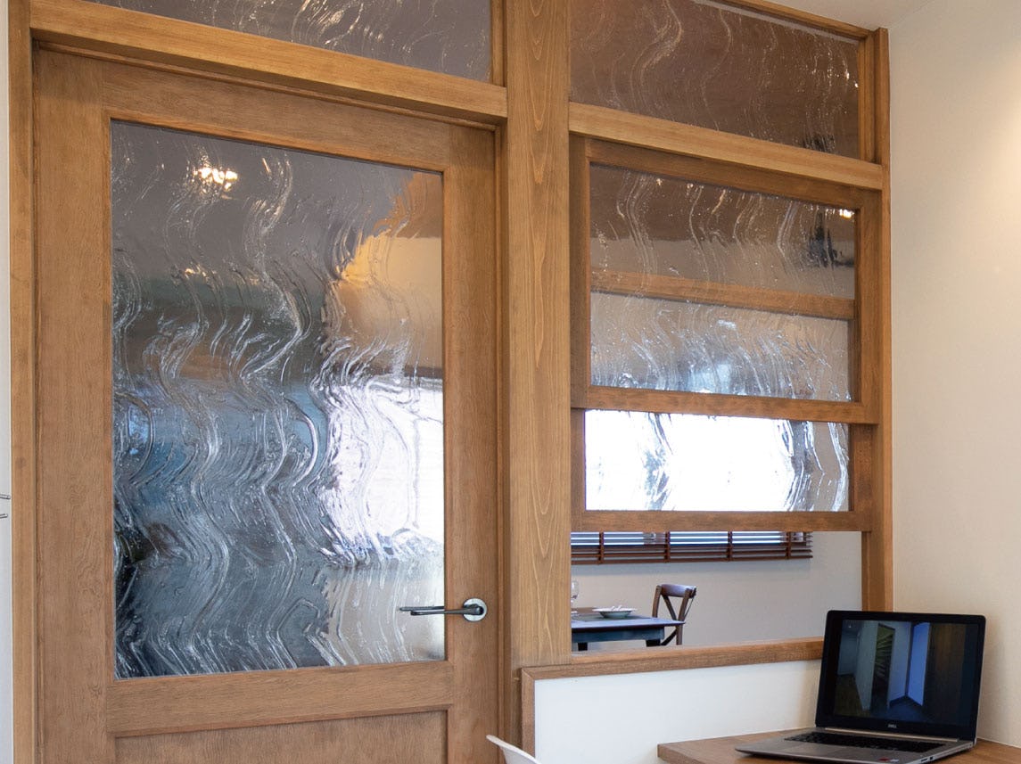 カフェ風のリビングに！新築住宅の間仕切りと建具に「アルトドイッチェ