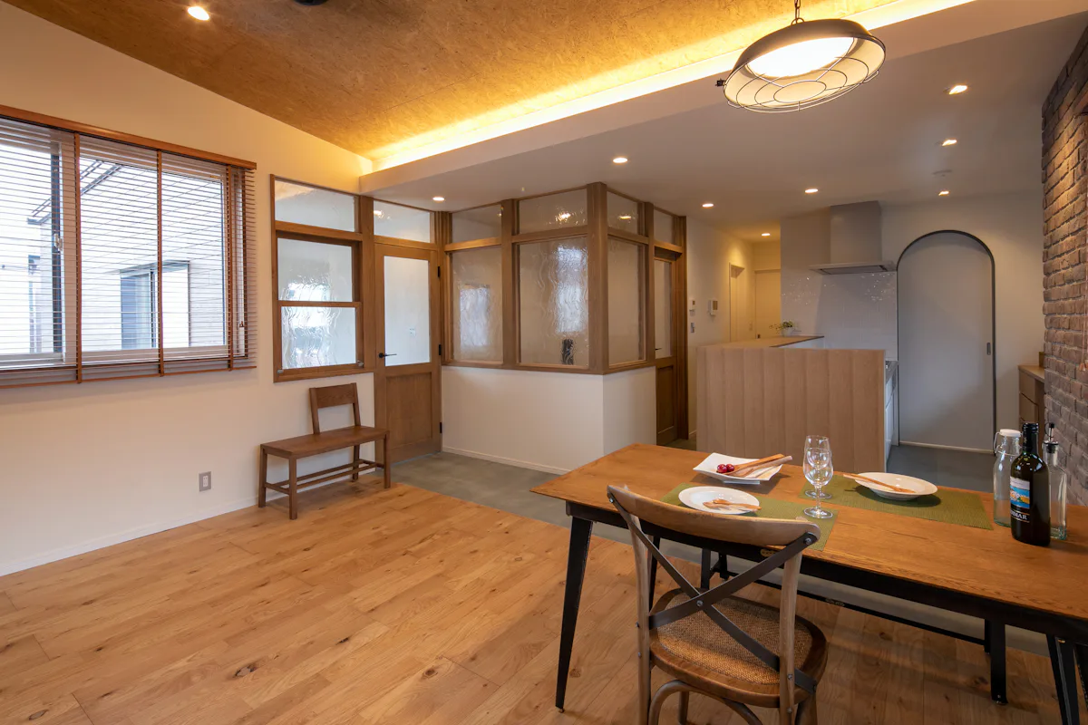 カフェ風のリビングに！新築住宅の間仕切りと建具に「アルトドイッチェ 