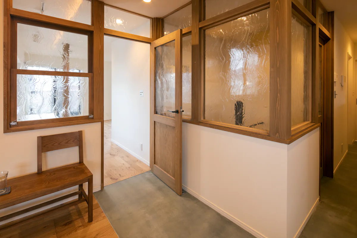 カフェ風のリビングに！新築住宅の間仕切りと建具に「アルトドイッチェ 