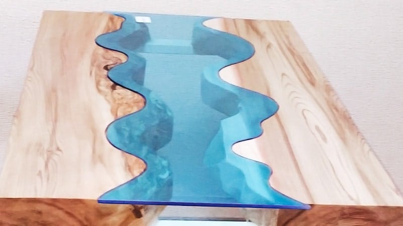 木製テーブルに使用した「カラークリアガラス」