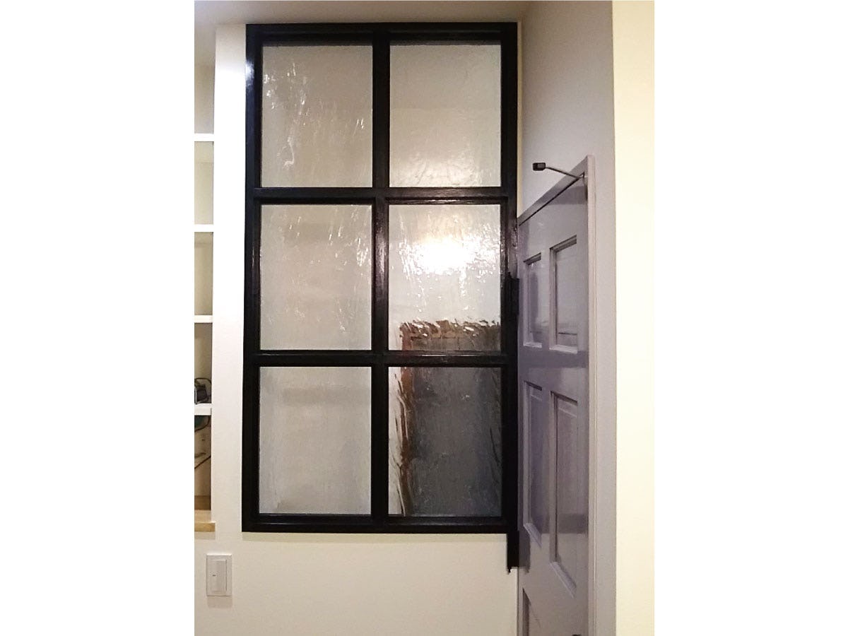 室内窓の黒い枠に設置したアルトドイッチェ(1)