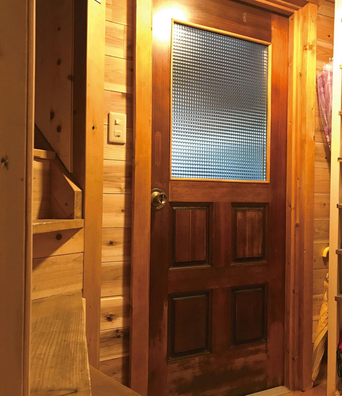 「デザートペア チェッカーガラス」を使用したドア窓のお写真