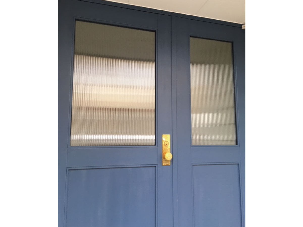 「モールガラス」「フロートガラス」を使用した玄関扉(屋外側)の写真