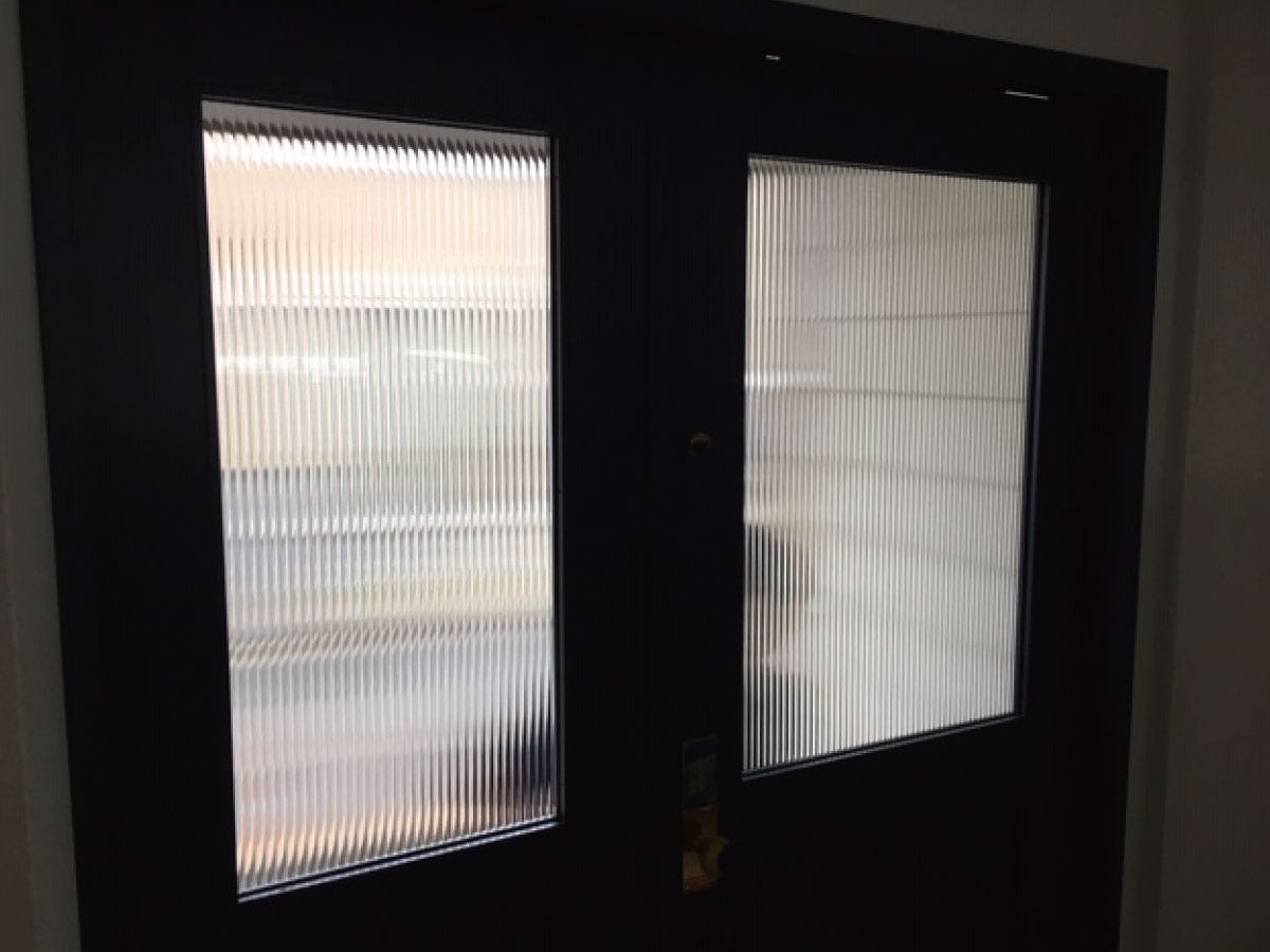 「モールガラス」「フロートガラス」を使用した玄関扉(室内側)の写真
