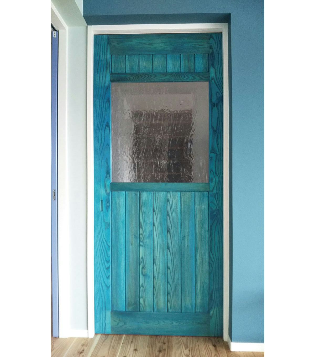 ターコイズブルーのドアに「アルトドイッチェK」を使用したお写真