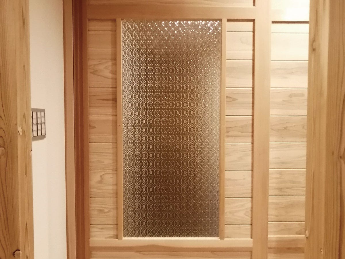 新居の玄関に！「フローラガラス」を使用した事例(鹿児島県T様