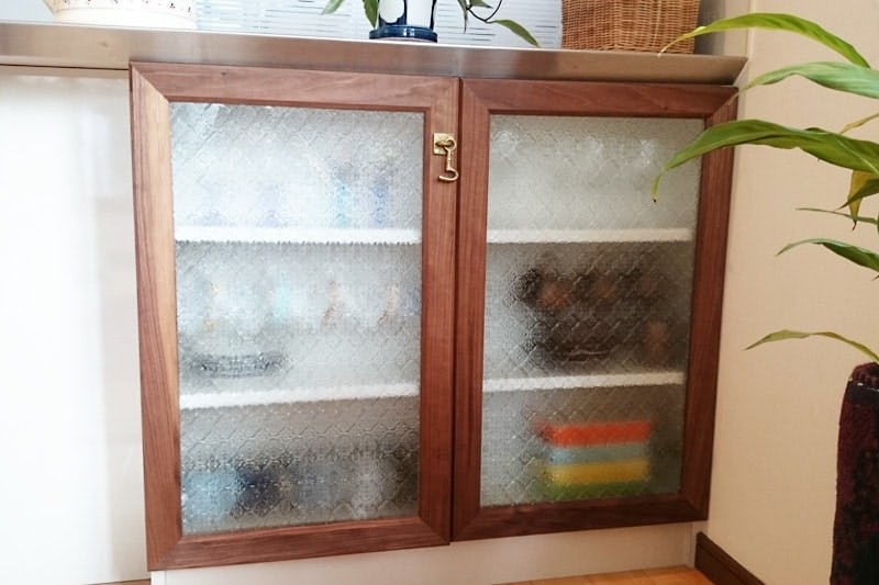 オシャレにDIY！食器棚の扉に「フローラガラス」を使用した事例 (兵庫
