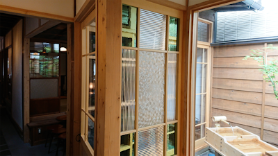 団子茶屋の引き戸と窓にデザインガラスを ３種類使用した事例