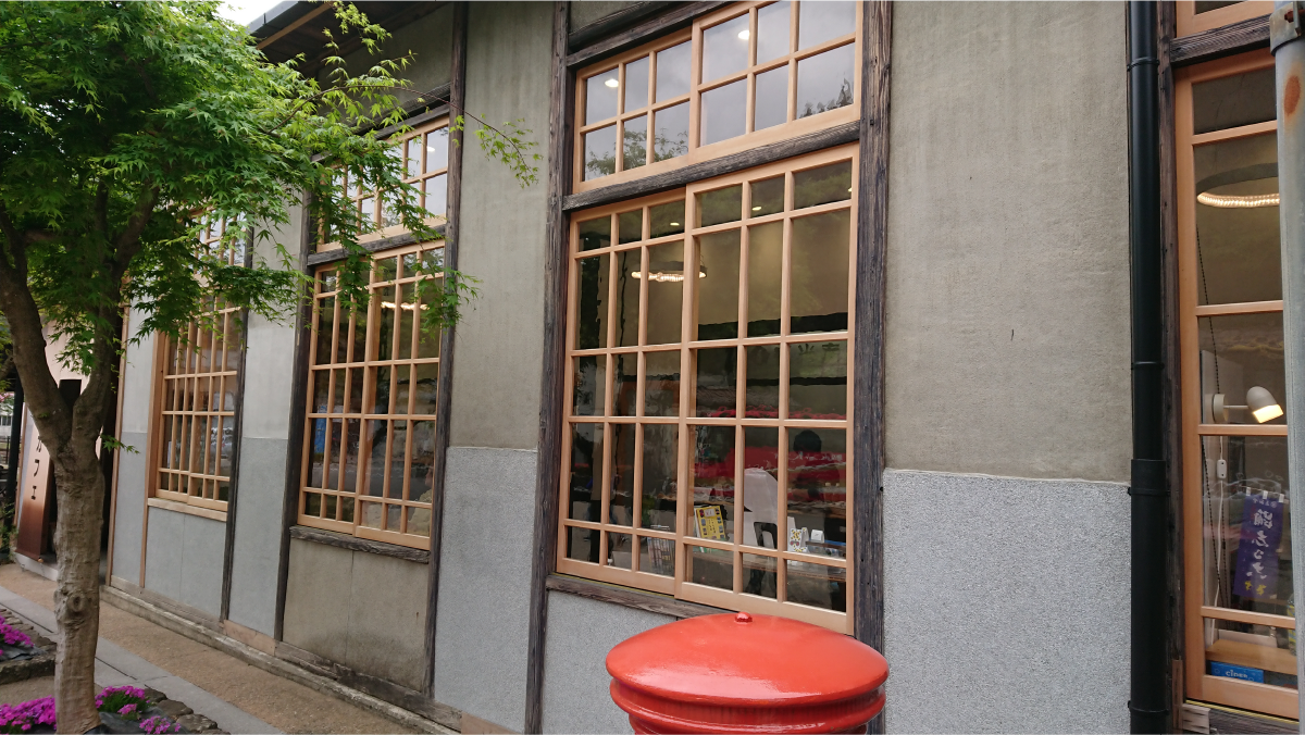 昭和レトロガラス - 駅舎の窓に使われた施工事例 (デザインガラスの外観) -2