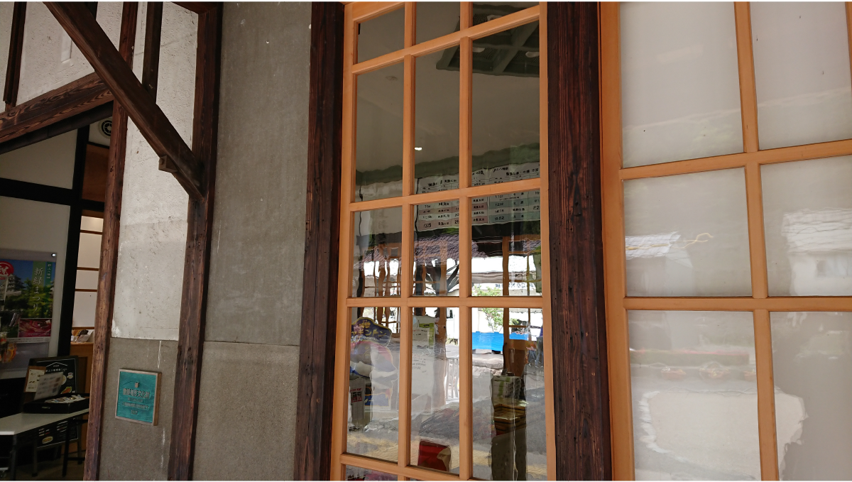 昭和レトロガラス - 駅舎の窓の歪みガラスの施工事例 (デザインガラス) -4