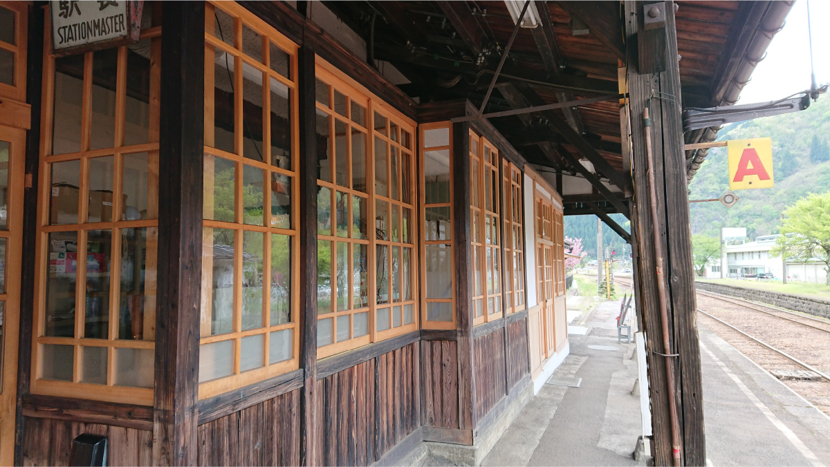 昭和レトロガラス - 駅舎の窓に使われた施工事例 (デザインガラスの外観) -1